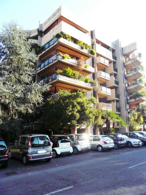 Modern building with elevator in exclusive, well served neighbourhood.