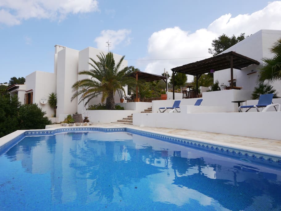 Pool mitBBQ und Wohnhaus im Hintergrund
