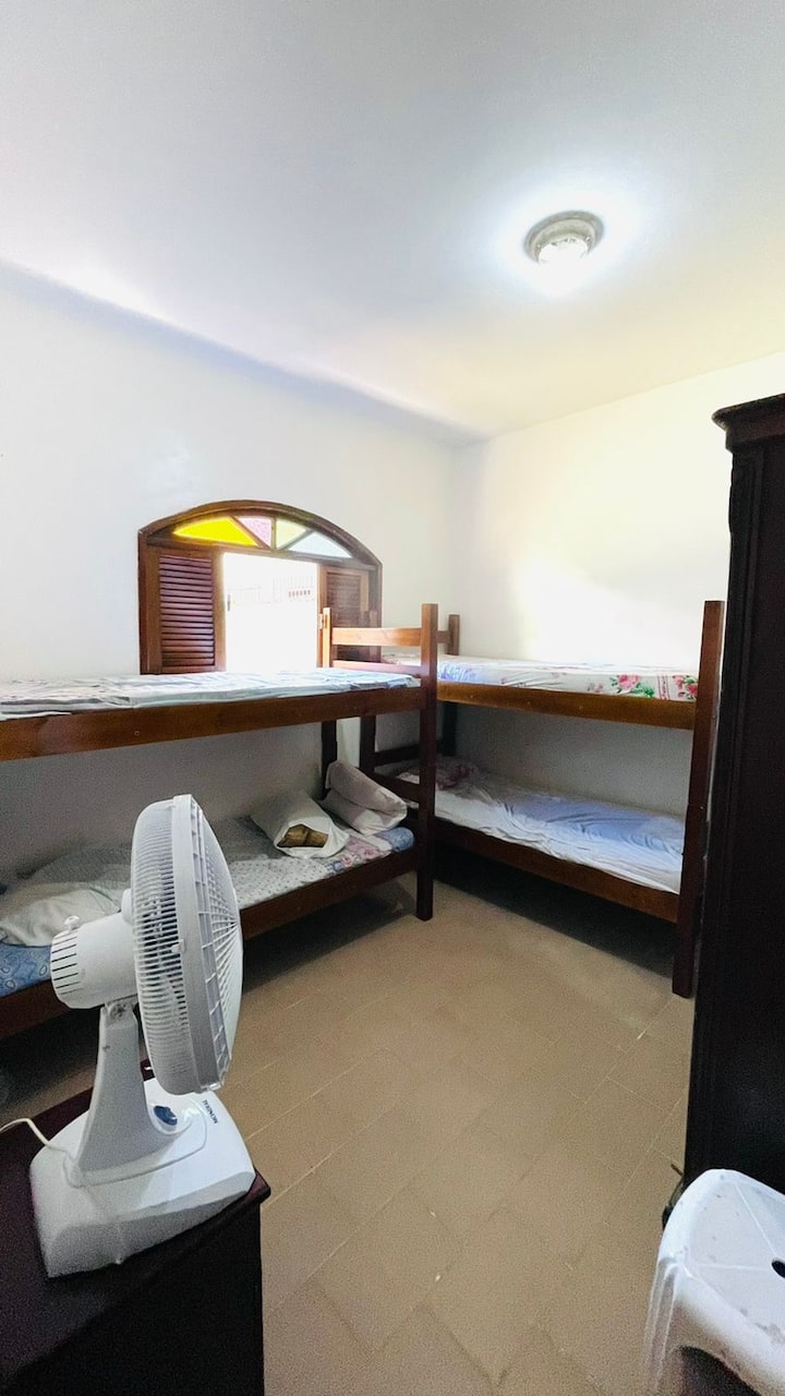 Suite située à l'étage inférieur dans l'annexe arrière avec 2 lits superposés et de l'espace pour deux autres matelas de secours