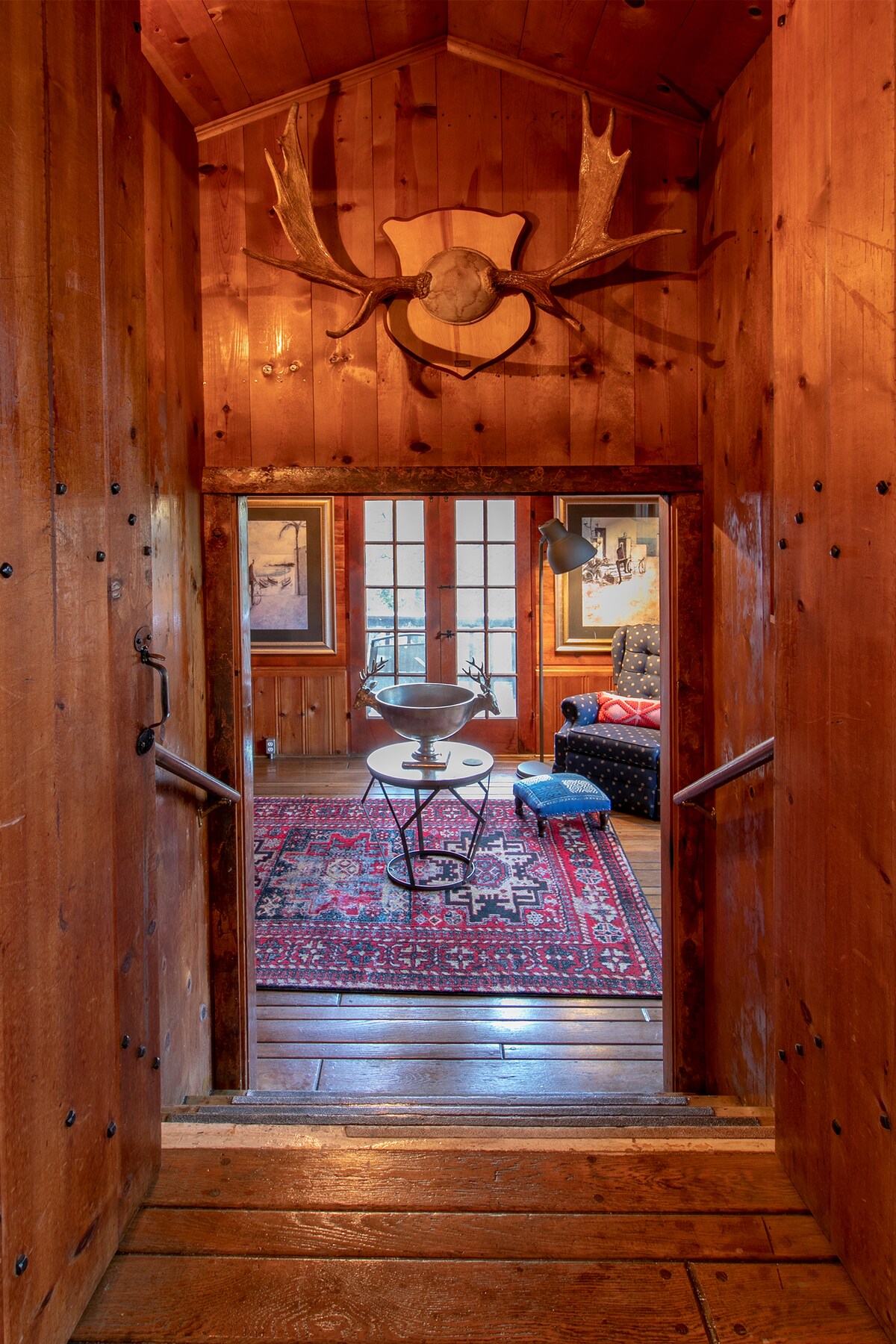 Desde la entrada principal, a través del comedor, llegarás al lado izquierdo de la casa.