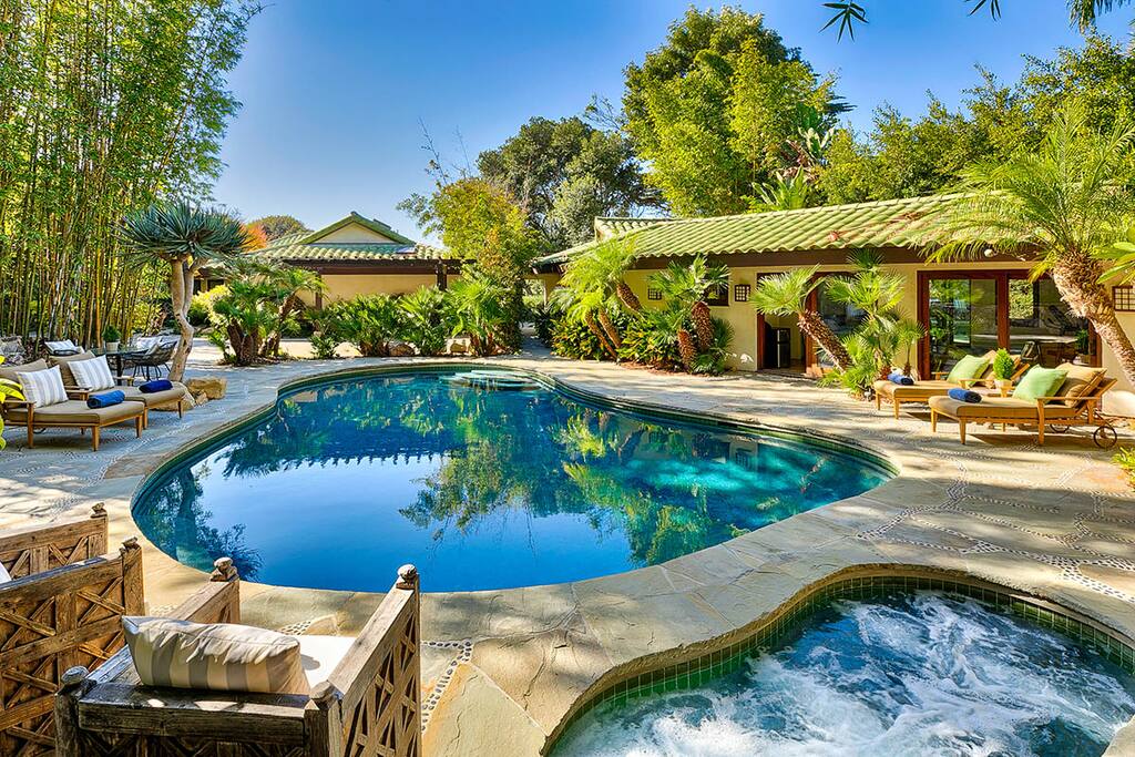 Beautiful lagoon pool with hot tub