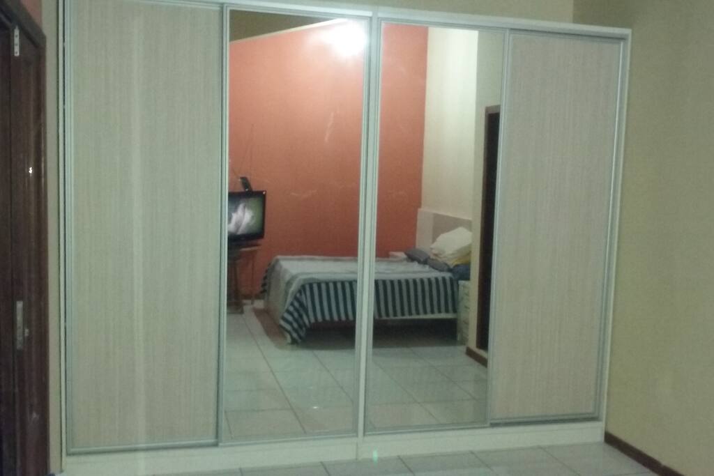 Roupeiro,4portas com espelhos.