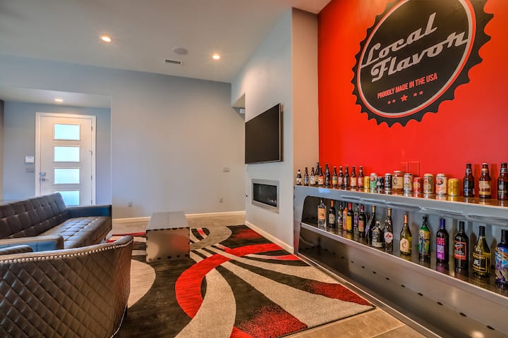 Hot Tub & 3 King Beds On One Floor | Deluxe Uptown - Albuquerque, NM