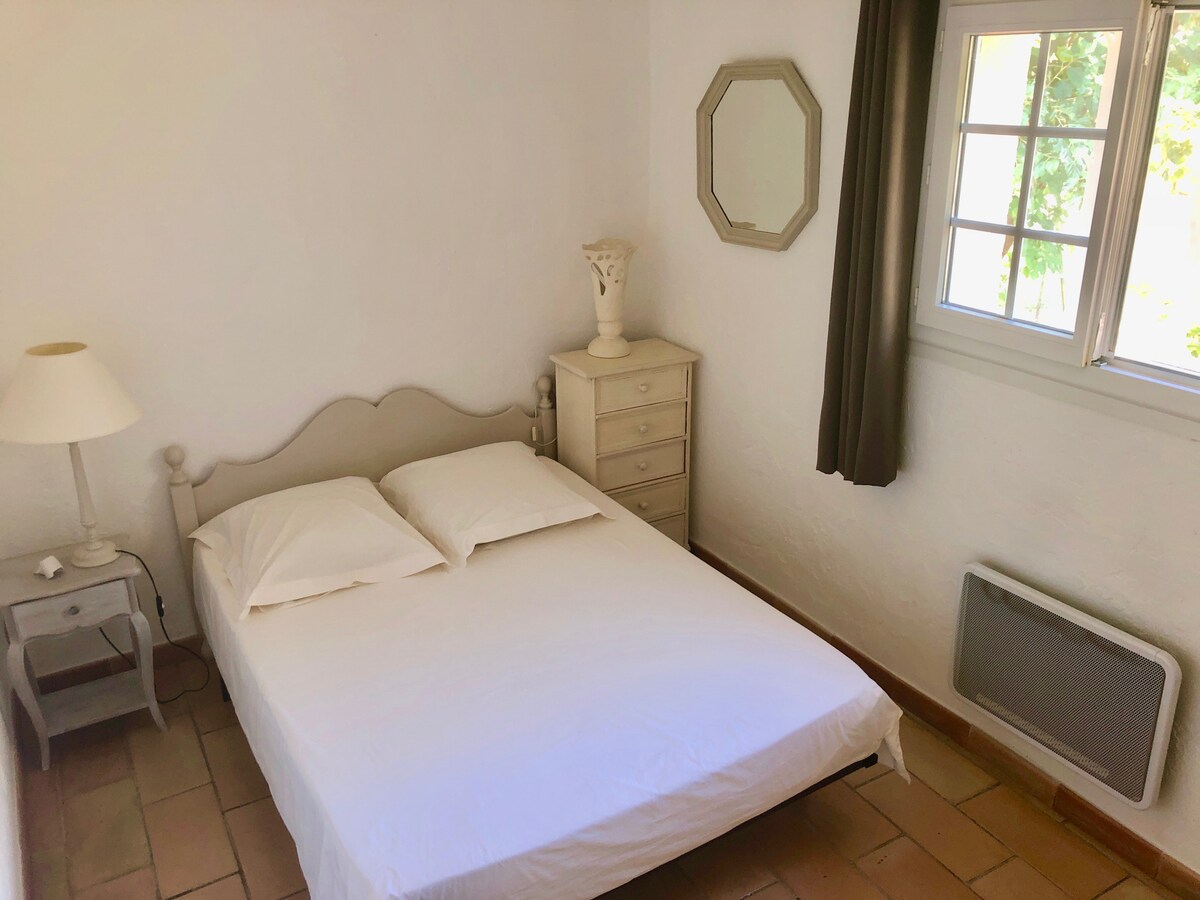 Spálňa 2 s výhľadom na pole 