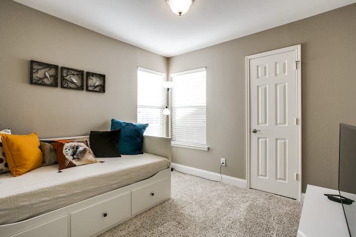 Segundo dormitorio: el sofá cama IKEA Hemnes se convierte en una cama tamaño king más grande. Esta habitación también tiene un televisor LED y una caja de transmisión multimedia Roku.