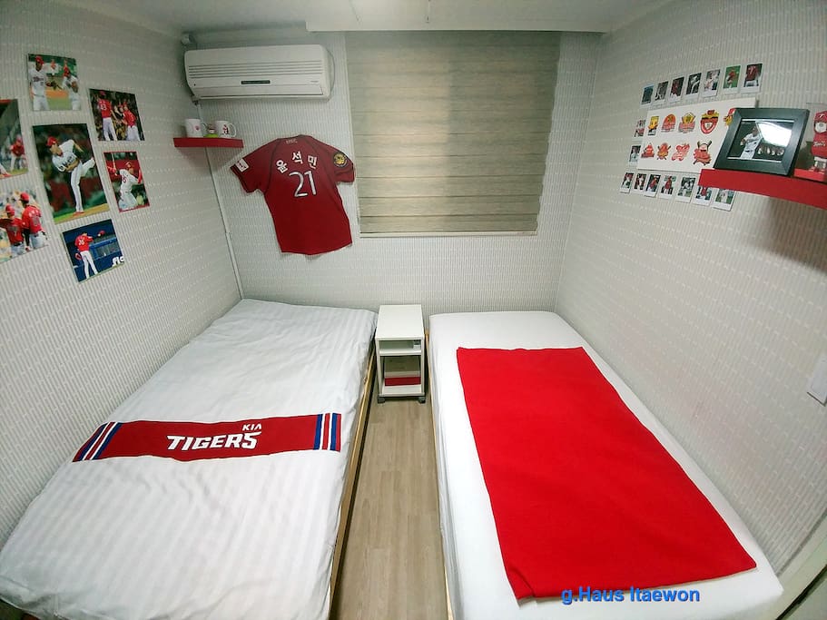 Host favorite baseball team Kia Tigers theme room