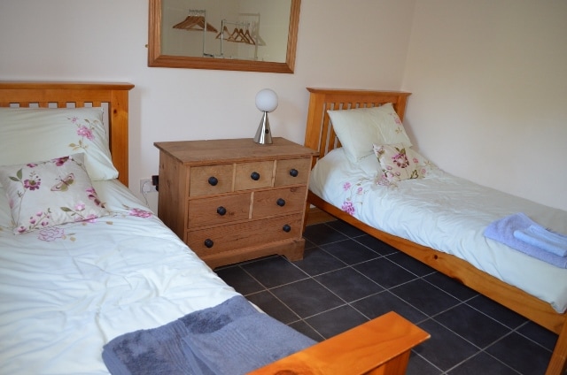 Chumba cha kulala cha watu wawili (TV ukutani)