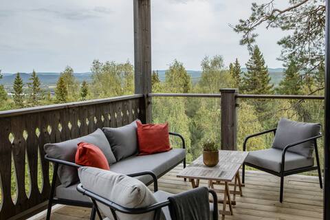 Newly built sports cottage with lovely views (lower apt)