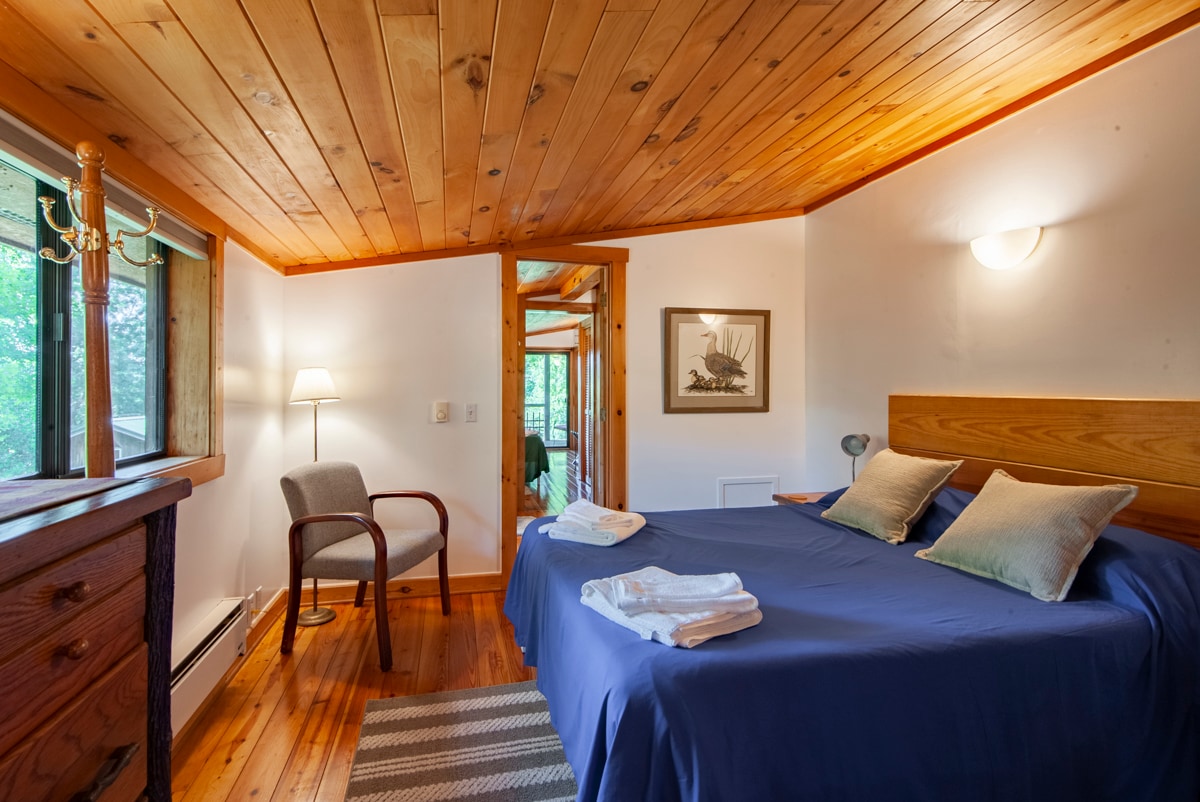 De tweede queensize slaapkamer, met bureau, is verbonden met de gedeelde badkamer en ligt aan de noordkant van Buck Creek Lodge.