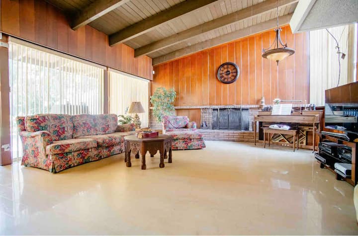 Private Room-bath-patio. King Bed. Gated Parking - South Gate, CA
