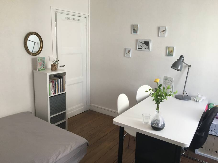 Chambre avec bureau