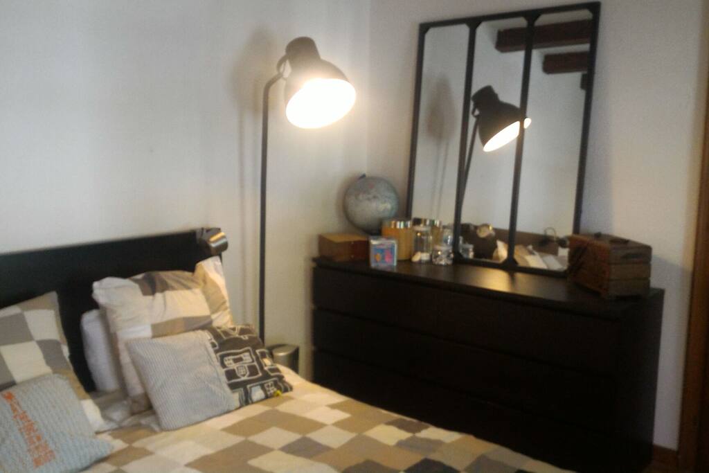 La chambre et son coin coiffeuse
