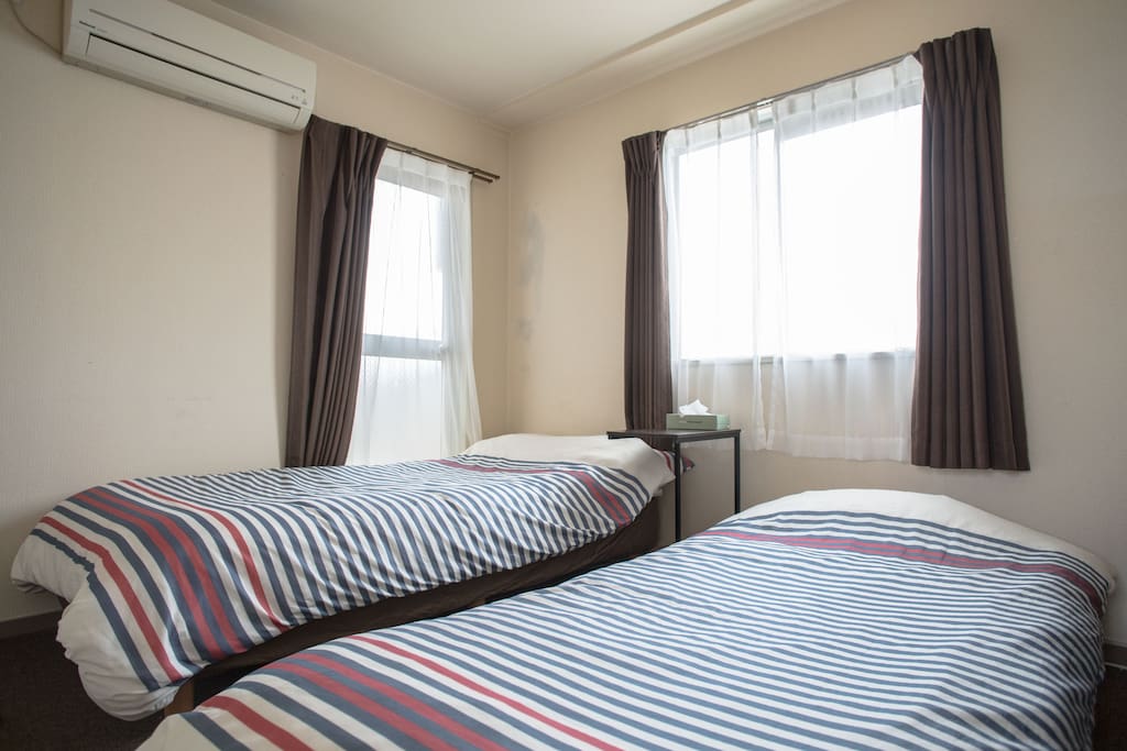 Single room 4-D
2 single beds .
( One is a folding bed )