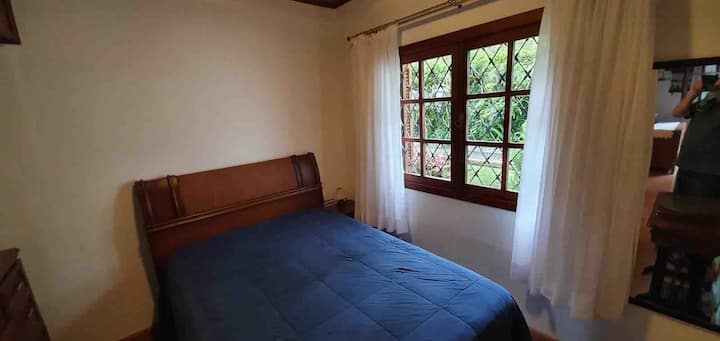 ห้องนอน 3 - เตียงคู่ตู้เสื้อผ้าและโต๊ะข้างเตียง 