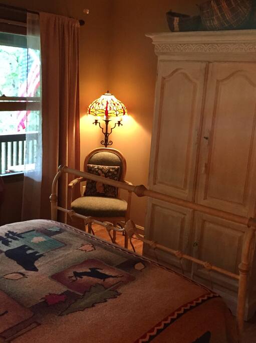Guest bedroom with queen bed