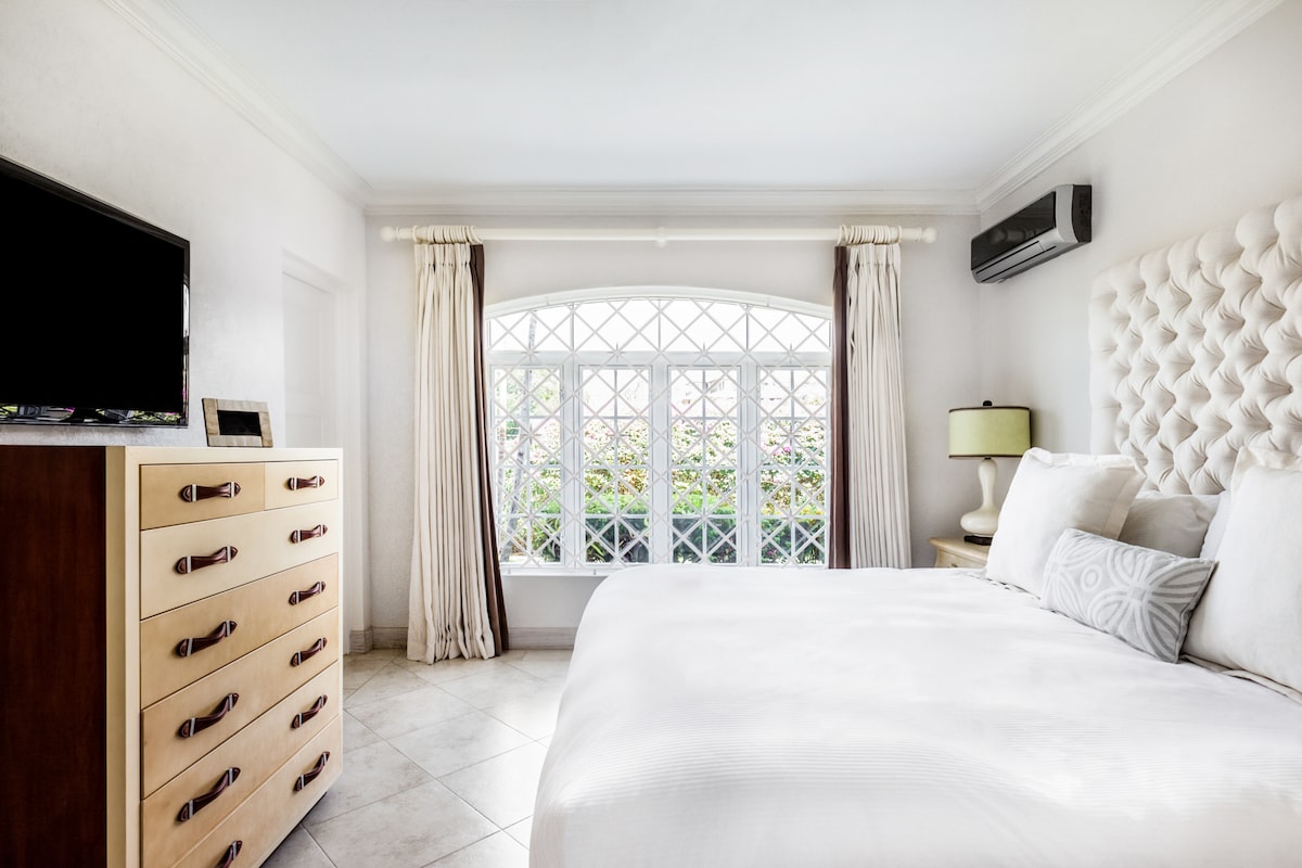 El tranquilo dormitorio 4 cuenta con una cama tamaño super king del Reino Unido, vistas al jardín, aire acondicionado, ventilador de techo, caja fuerte, almacenamiento de ropa y un fantástico baño con ducha.