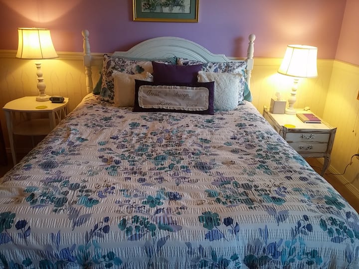 Sunny Acres Bed & BreakfastCottage Garden Room Bed and breakfasts