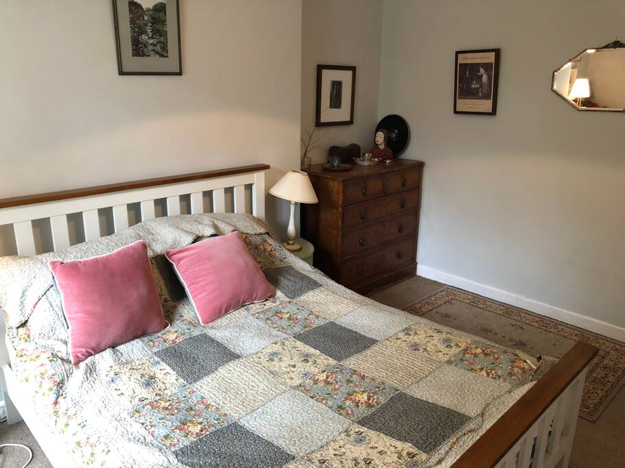 Alternative view of bedroom