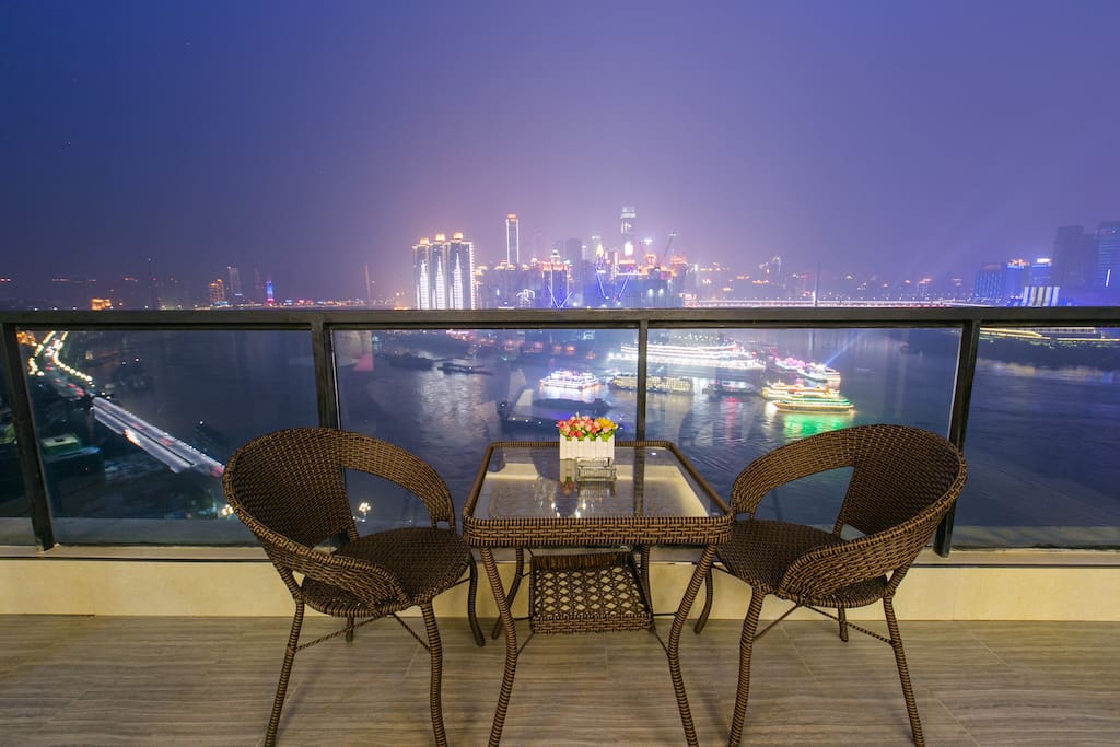 阳台上可观朝天门美丽夜景和江景!