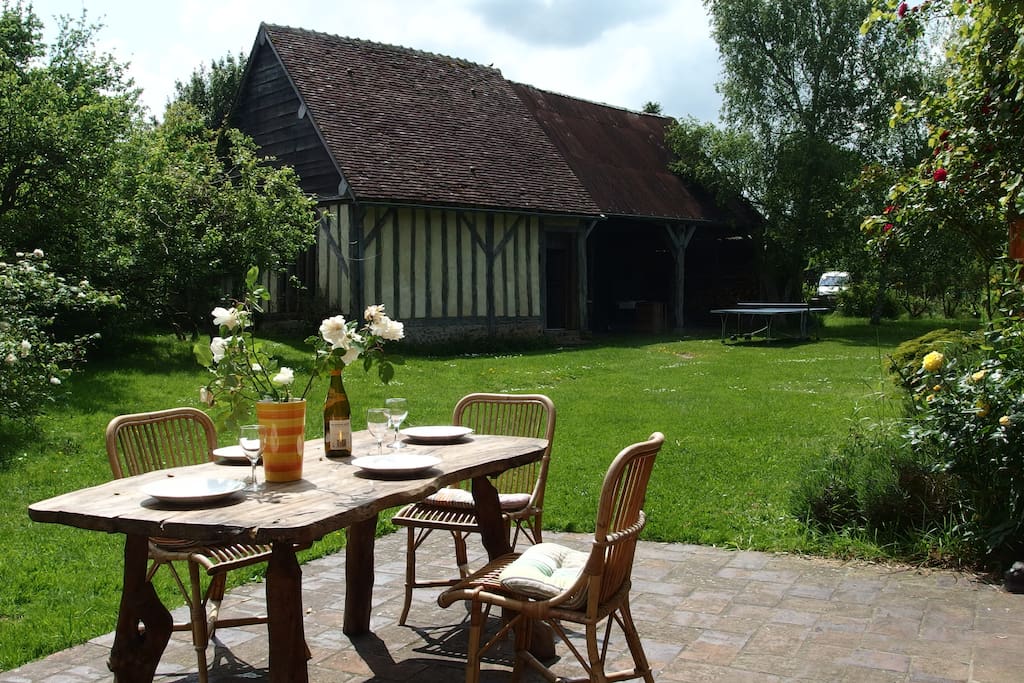Grande terrasse pour le petit déjeuner ou pour prolonger les soirées