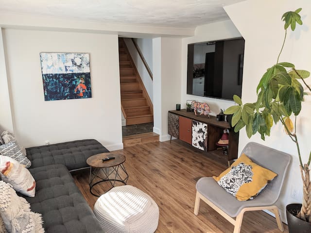 Downtown 5-Star 3-bdrm – BBQ – Backyard & Parking gallery image 4