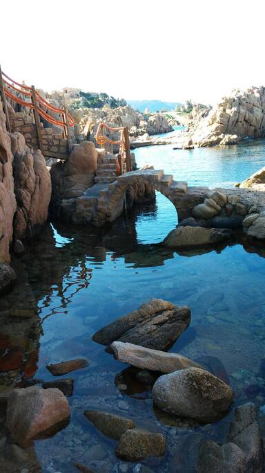 A un passo da Villa Leonard cala li baietti