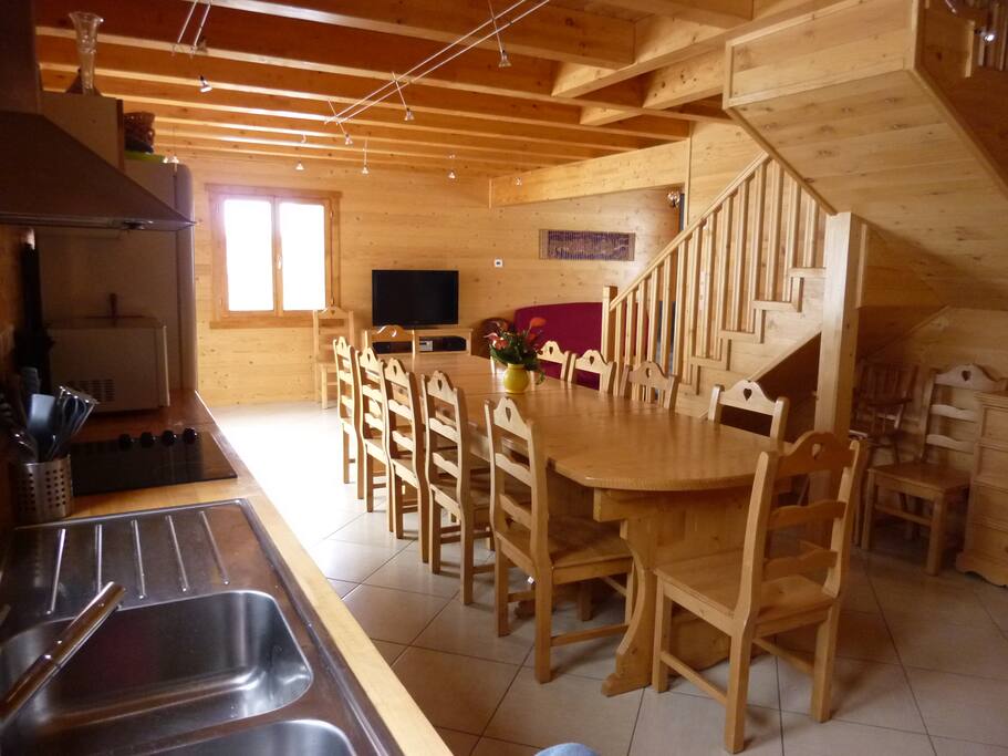 Cuisine ouverte et table pour 16 personnes.