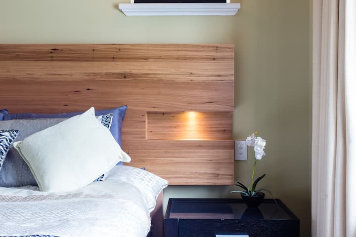 Dhomë gjumi kryesore me krevat dopio "queen" dhe drita leximi të vendosura në kokë krev