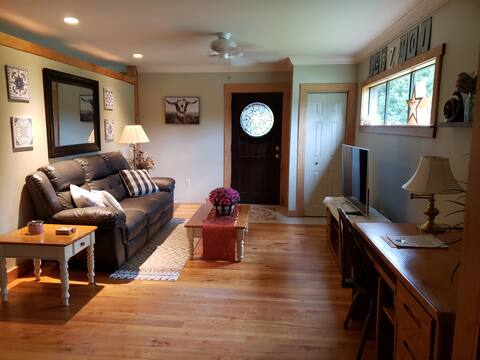 Comfortable, quiet, apartment in country setting