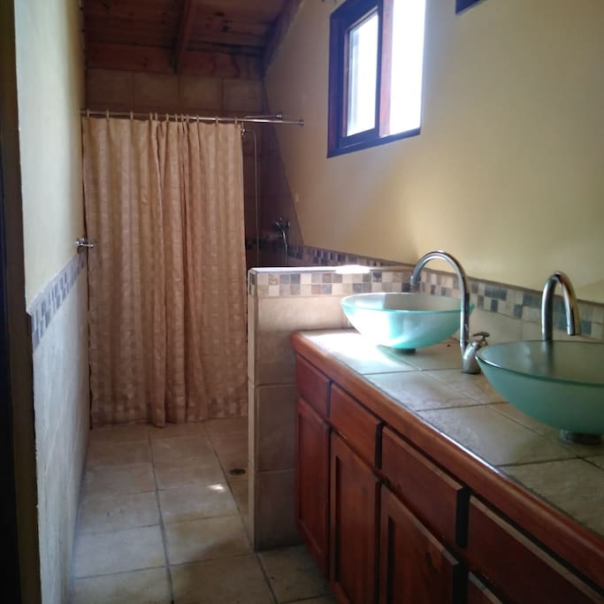 bathroom main bedroom