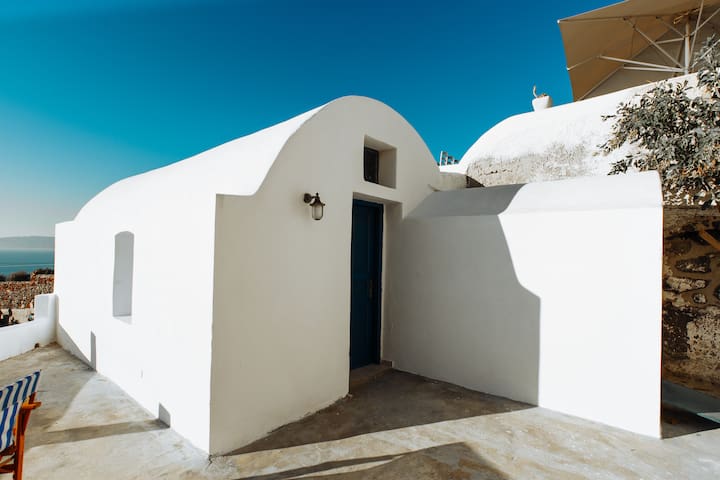 Oia - Pothos house