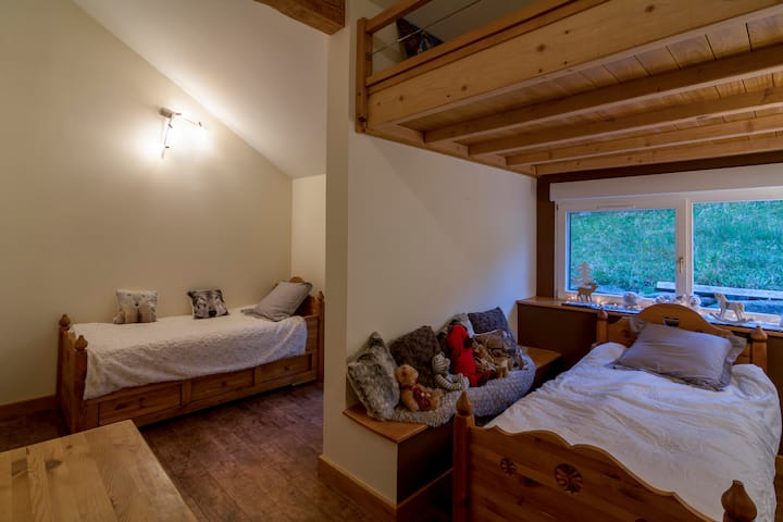 Jedna detská spálňa s 2 samostatnými lôžkami a 1 mezanín s 1 manželskou posteľou