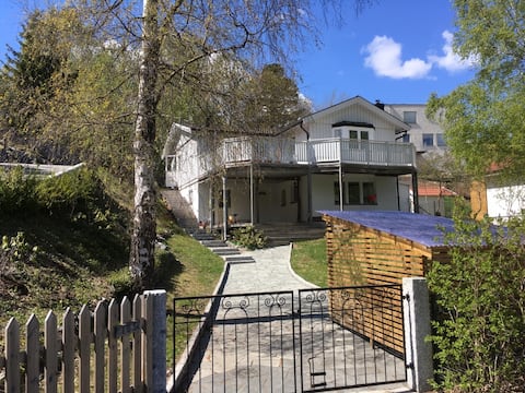 Top Airbnb: Family house next to water 10 minutes from city in Lidingö