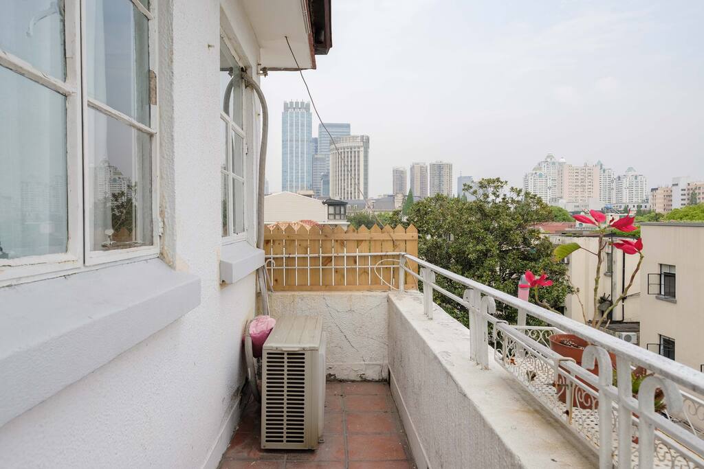 在阳台上可以看到上海市区难得的整个景色