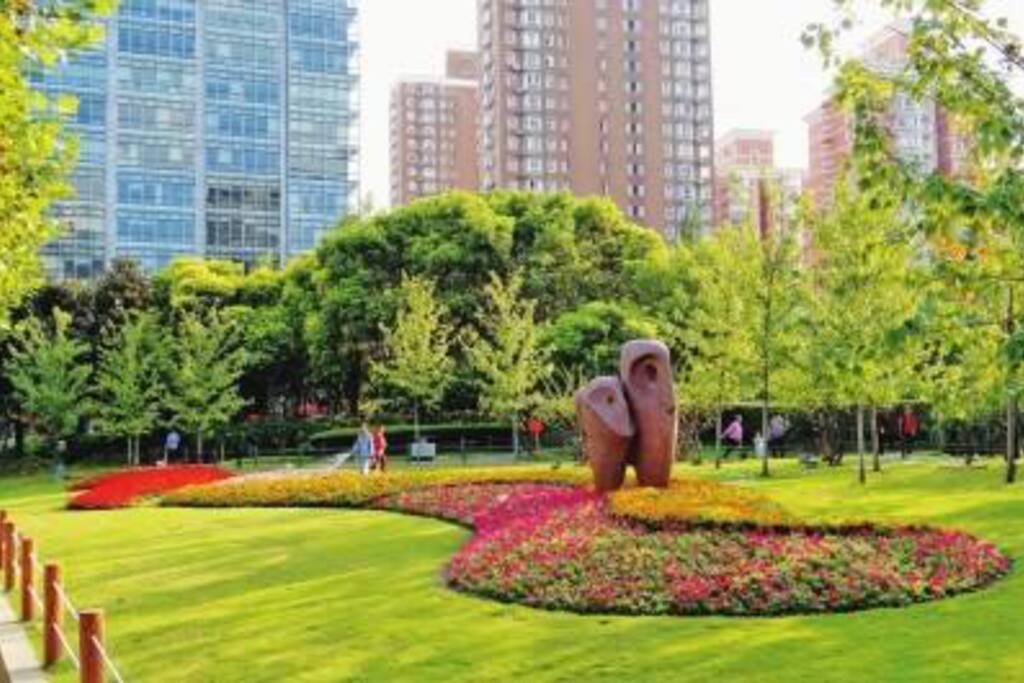 距离公寓300米有绿地花园,照片后面的公寓不是我们公寓。
The apartment 300 meters from the apartment has a green garden, and the apartment behind the photo isn't our apartment