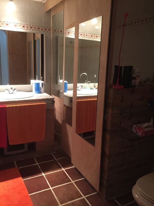 Un baño amplio y confortable.