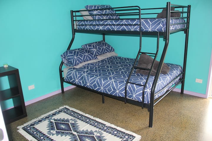 Poschodové postele v tretej spálni s manželskou posteľou na spodnej strane a jednolôžkom na vrchu