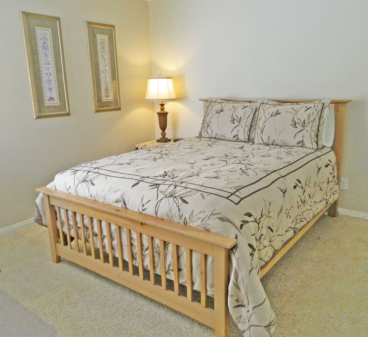 Welcome to your room! Private large bedroom with a queen size bed (Mountainside Bedroom)