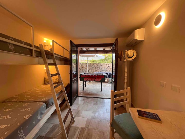 男孩客房，配有砖石双层床 