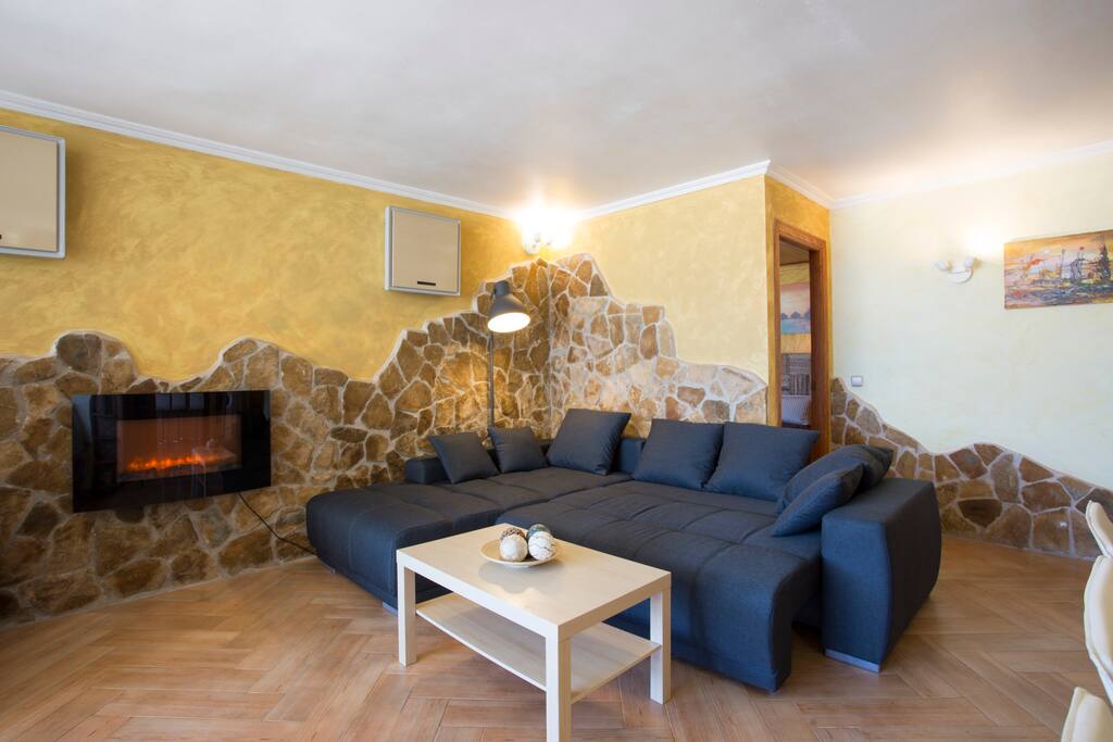 Sofa in living room may accommodate 2 people. / Sofá en el salón puede alojar a 2 personas.