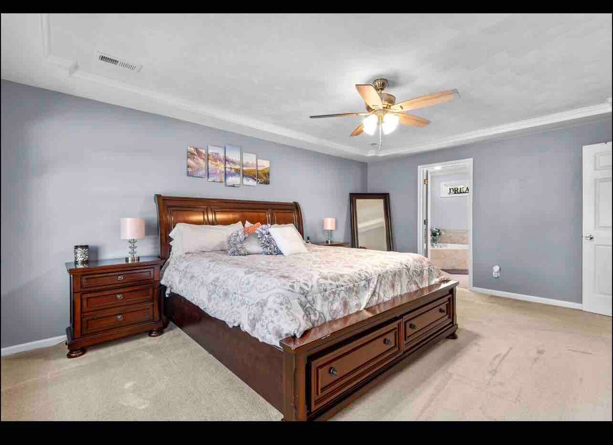 Главна спална соба со брачен кревет (широк 180-220 см)