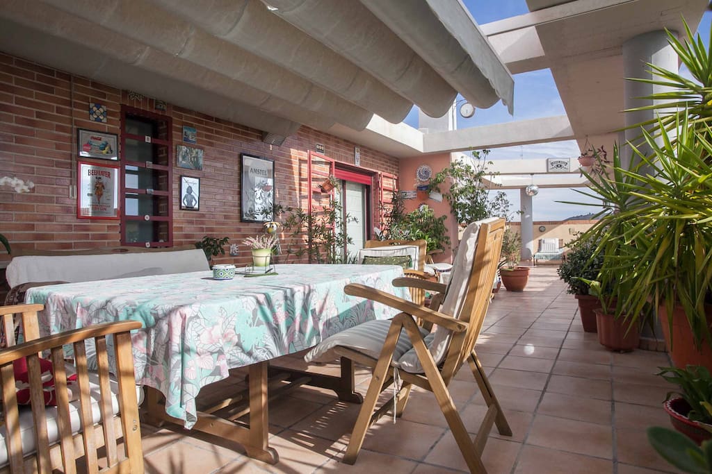 La mesa de desayuno y otros usos en la terraza
