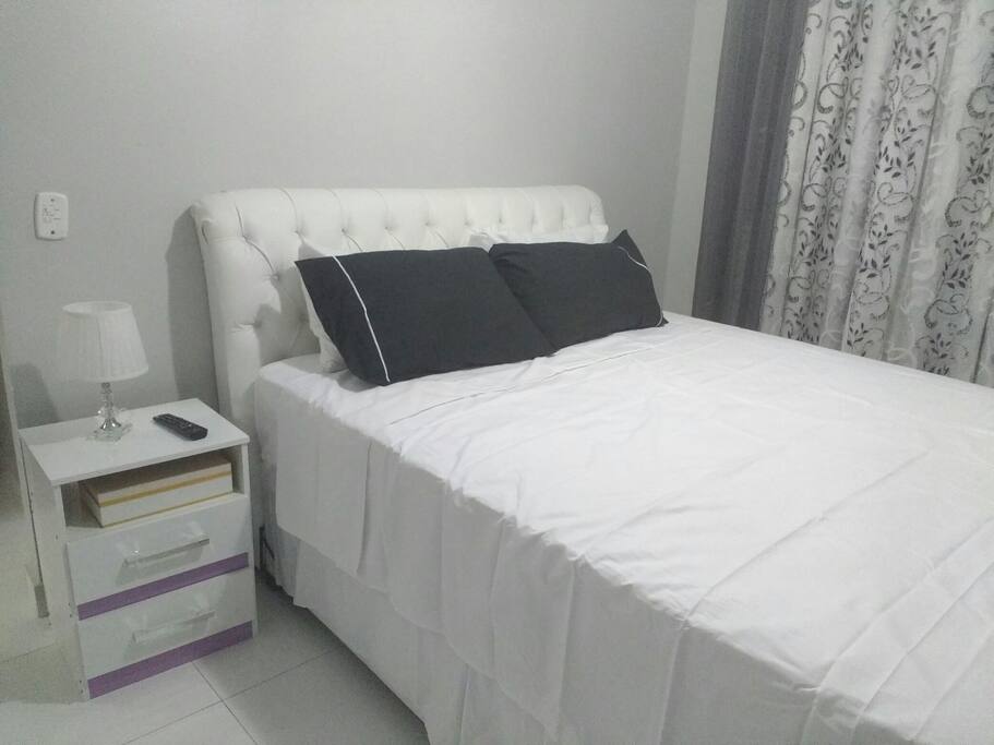 Suíte com ar, TV e cama queen