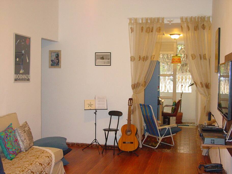 Sala ampla e jardim de inverno.