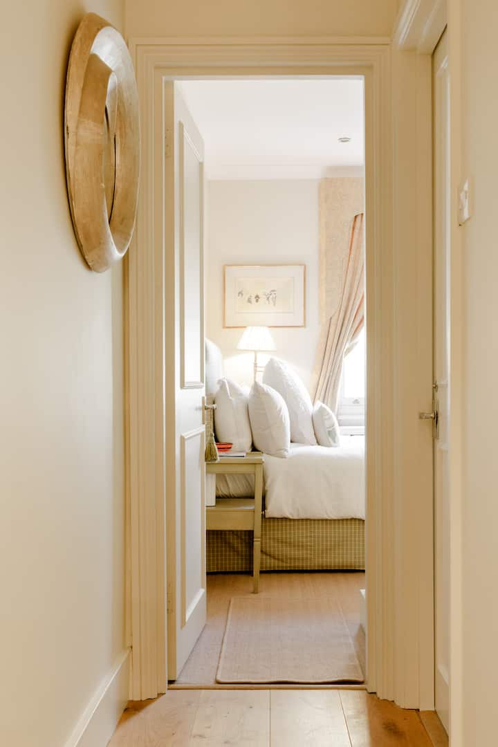 La entrada al dormitorio está justo al lado del baño privado.