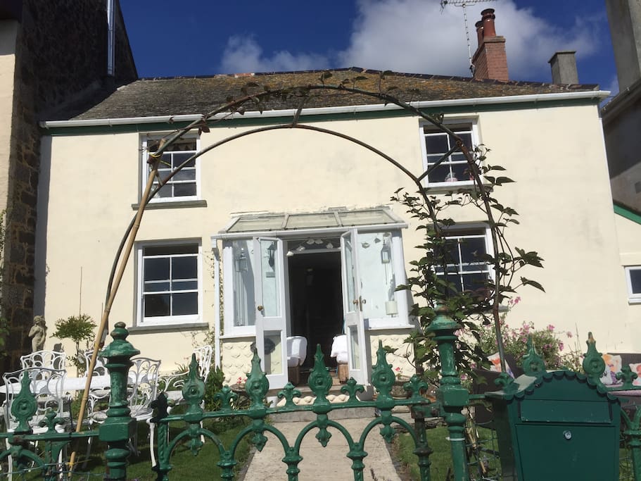 Traditional Cornish stone built Fisherman's cottage. It was used as a Weslyan chapel in the 1700s to the 1800s. We still have ecclesiastical features such as the wrought iron railings and gate and the wide, panelled hall way and Cornish slate floors.