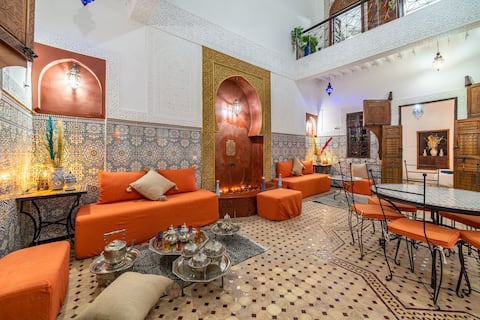 Popular Airbnb listing: Riad Khadoj—Mosaic Zellige Courtyard—Sunny Rooftop in Arrondissement De Marrakech Medina مقاطعة مراكش المدينة