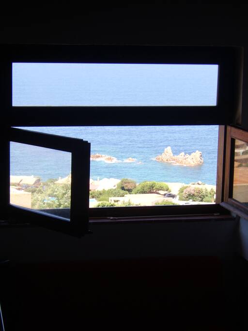 vista mare dalla finestra della zona giorno