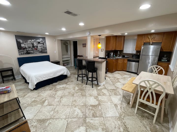 Guest Suite Train Ride Away from Manhattan & JFK Houses for Rent in Queens, New York, United