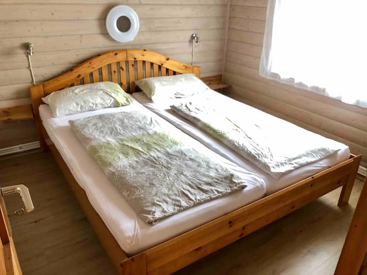 Спална соба 1, простор за спиење: 1,80м x 2,00 м